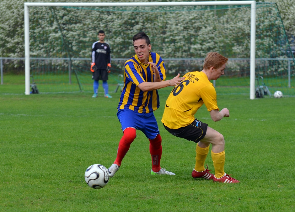 2013_0518_15.JPG - Daniel Nordström blir passerad av FC Europa spelaren
