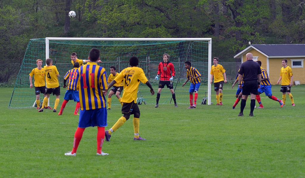 2013_0518_16.JPG - Jakob Stjernfeldt nickar undan bollen