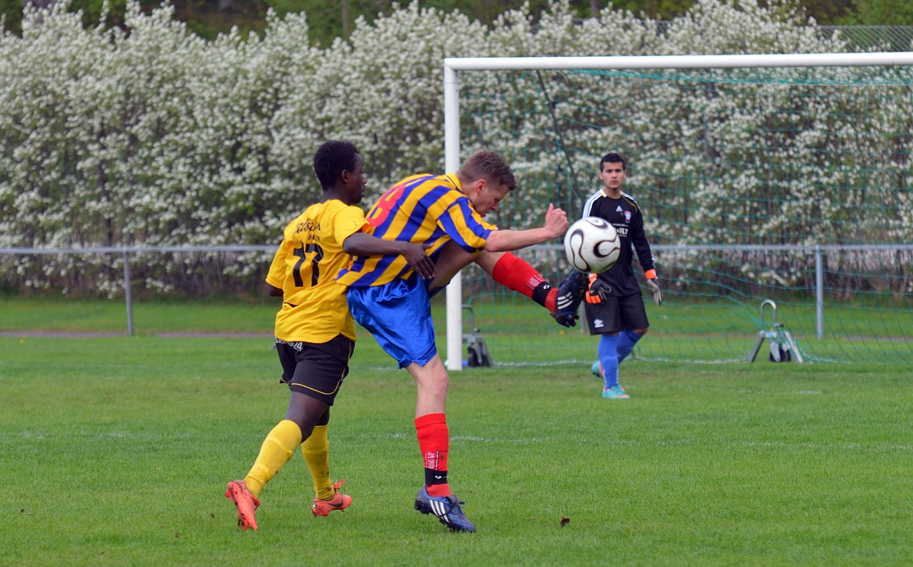 2013_0518_17.JPG - Samuel Mburuga pressar mot försvararen