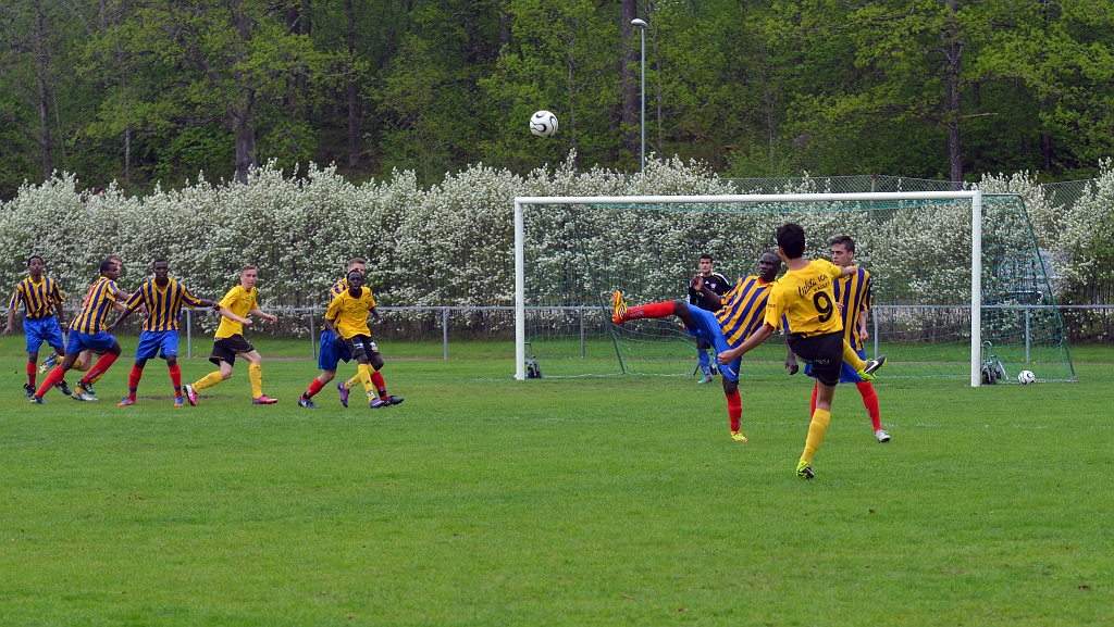 2013_0518_18.JPG - Abbe Haydar slår en frispark från distans