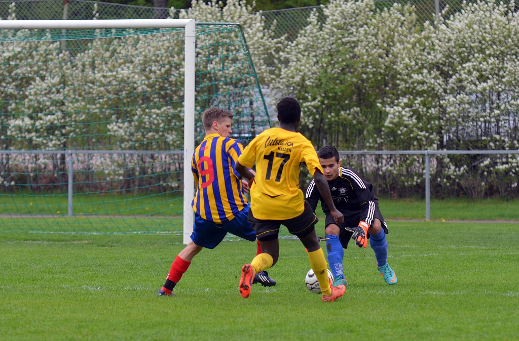 2013_0518_19.JPG - Försvararen täcker bollen och målvakten plockar in den innan Samuel Mburuga hinner fram