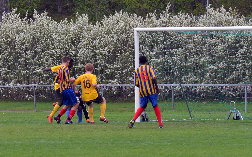 2013_0518_20.JPG - Södra låg på hårt för en kvittering