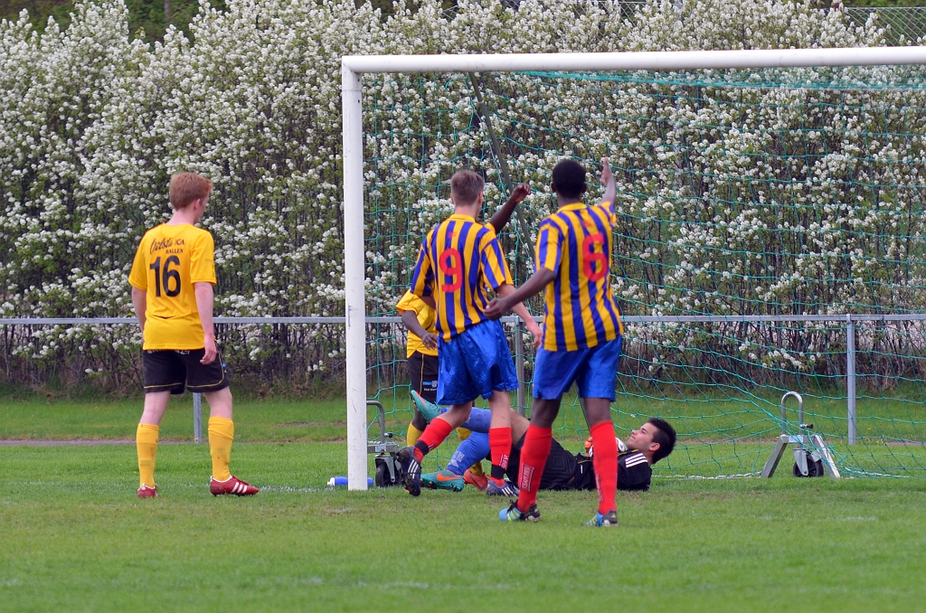 2013_0518_21.JPG - En situation där domaren halade upp det gula kortet för Samuel Mburuga