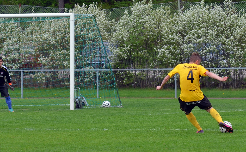 2013_0518_22.JPG - Max Persson försöker med ett inlägg från höger