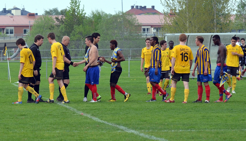 2013_0518_23.JPG - Matchen är slut och spelarna tackar varandra och domarna