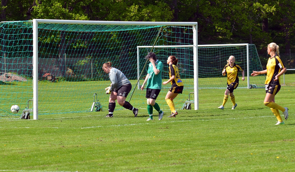 2013_0525_01.JPG - Redan efter 2' gör Södra 1-0 genom Elin Bergkvist (utanför bild)