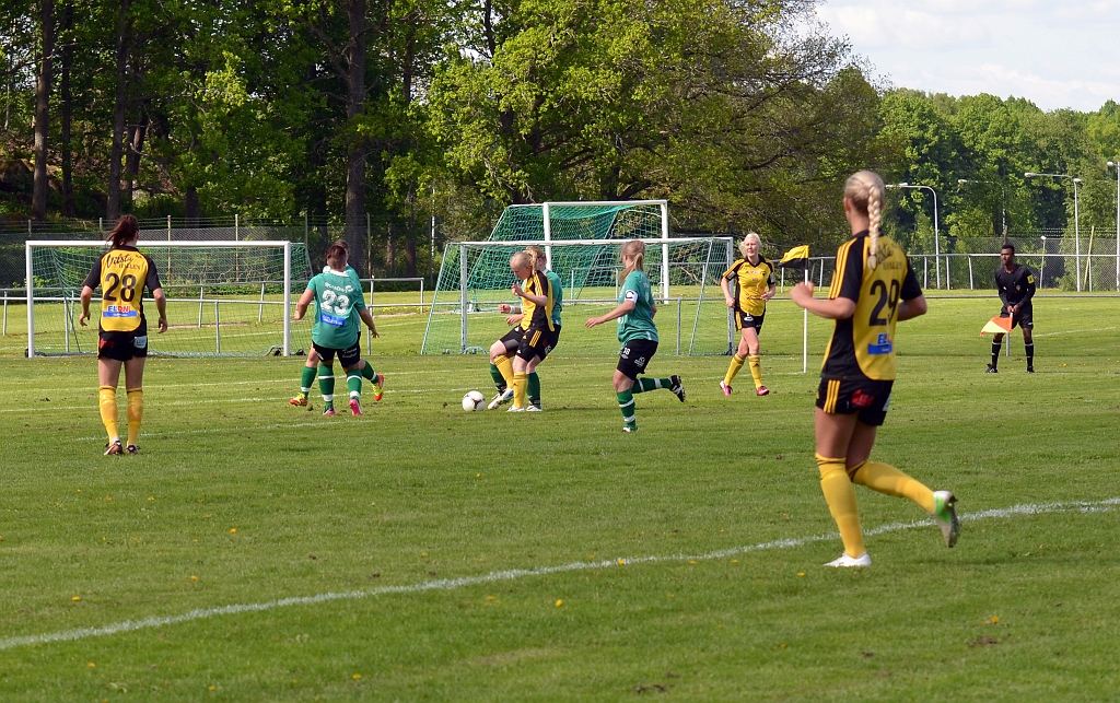 2013_0525_03.JPG - Rebecca Skog försöker att jobba fram bollen