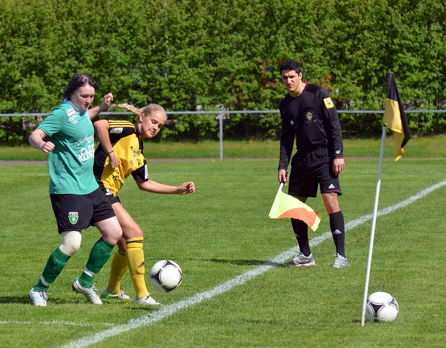 2013_0525_04.JPG - Sofie Olsson täcker bollen för att få ett inkast