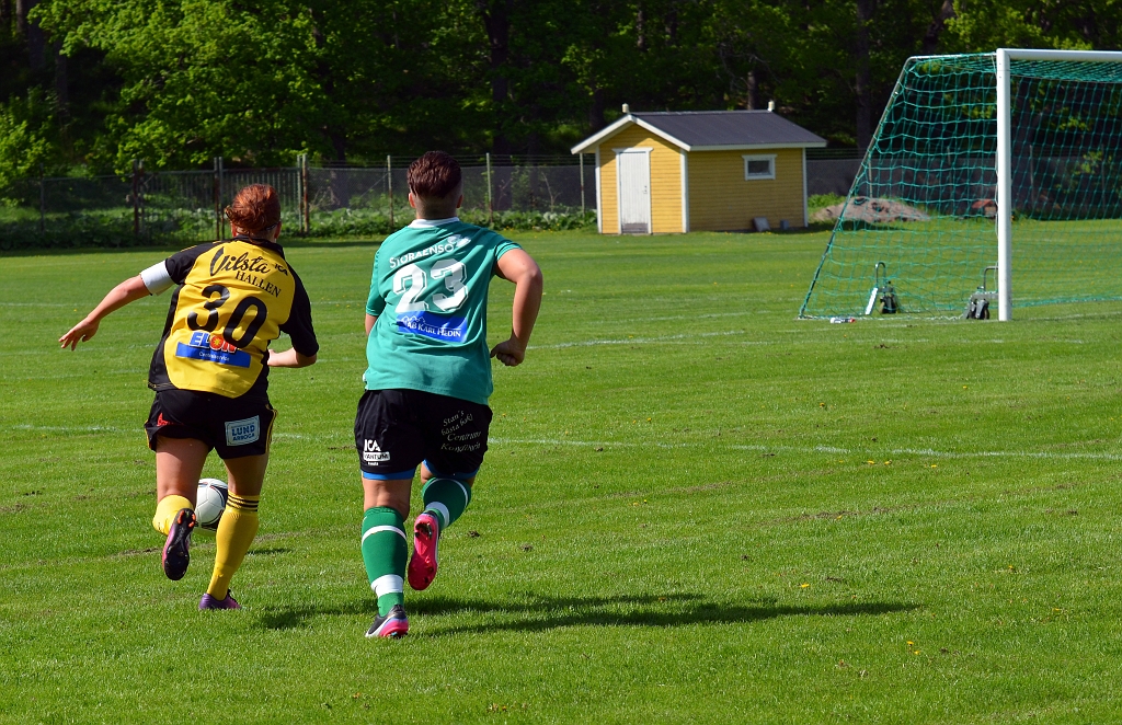 2013_0525_05.JPG - Ida Asp tar sig förbi backen på utsidan