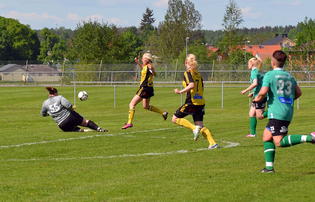 2013_0525_06.JPG - Elin Bergkvist stormar fram på kanten men målvakten är långt ute och avvärjer