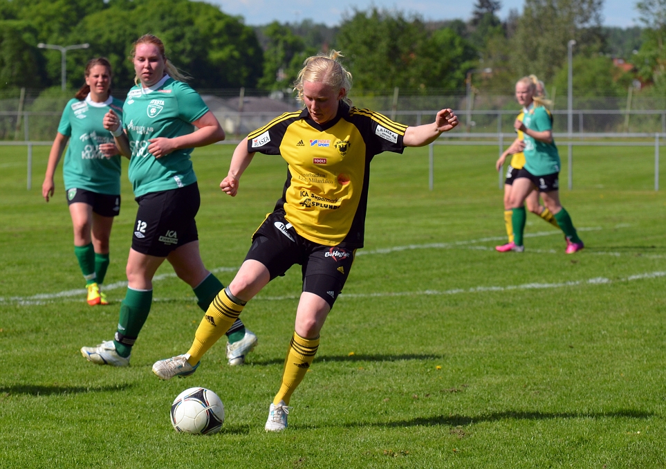 2013_0525_09.JPG - Rebecca Skog tar in bollen och vänder upp en bit utanför straffområdet