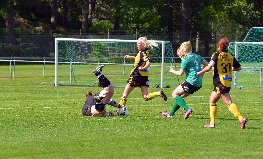 2013_0525_10.JPG - Avesta's målvakt lägger handsken på bollen precis innan Elin Bergkvist hinner fram
