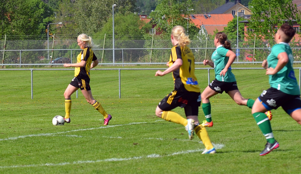 2013_0525_11.JPG - Elin Bergkvist får en djupledsboll . . . .