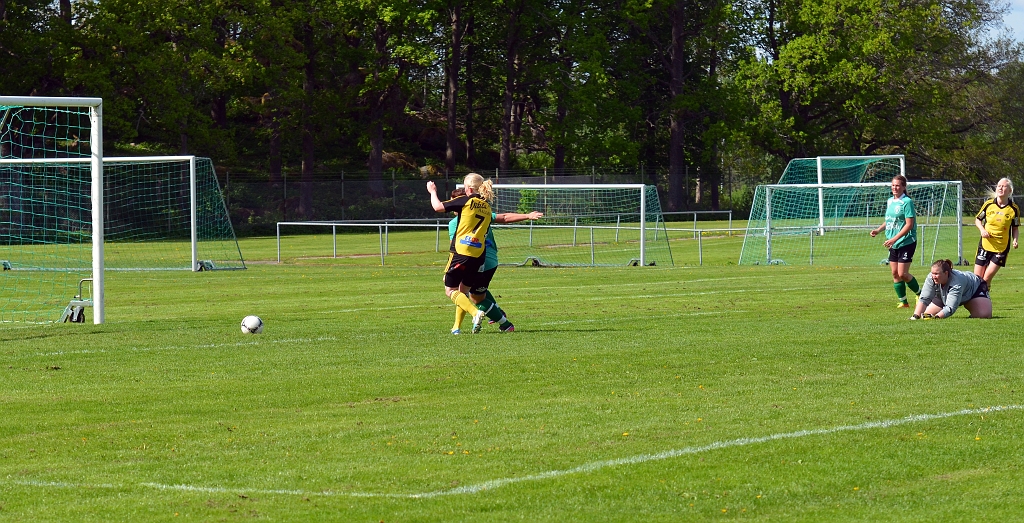 2013_0525_12.JPG - . . . . målvakten kommer långt ut, Elin spelar in bollen till Rebecca Skog som gör 2-0 till Södra