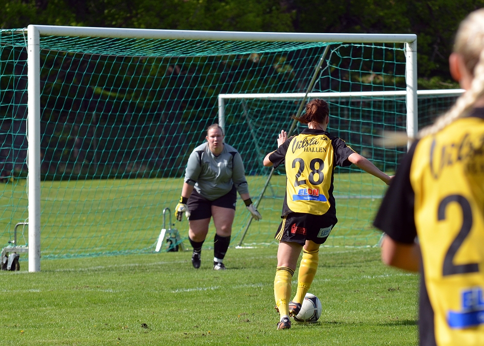 2013_0525_13.JPG - Hanna Garman dribblar sig fri och skjuter galant in 3-0 till Södra
