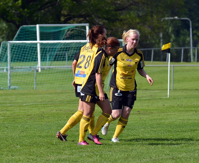 2013_0525_14.JPG - Målskytten grattas av lagkamrater