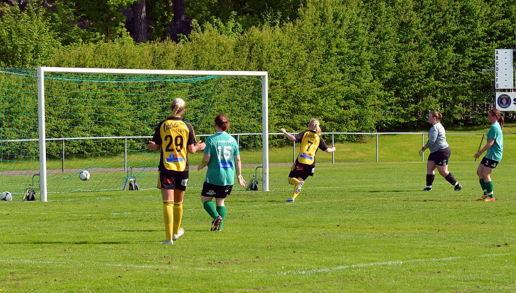 2013_0525_16.JPG - Direkt i början av 2:a halvlek gör Elin Bergkvist (utanför bild) 5-0 till Södra