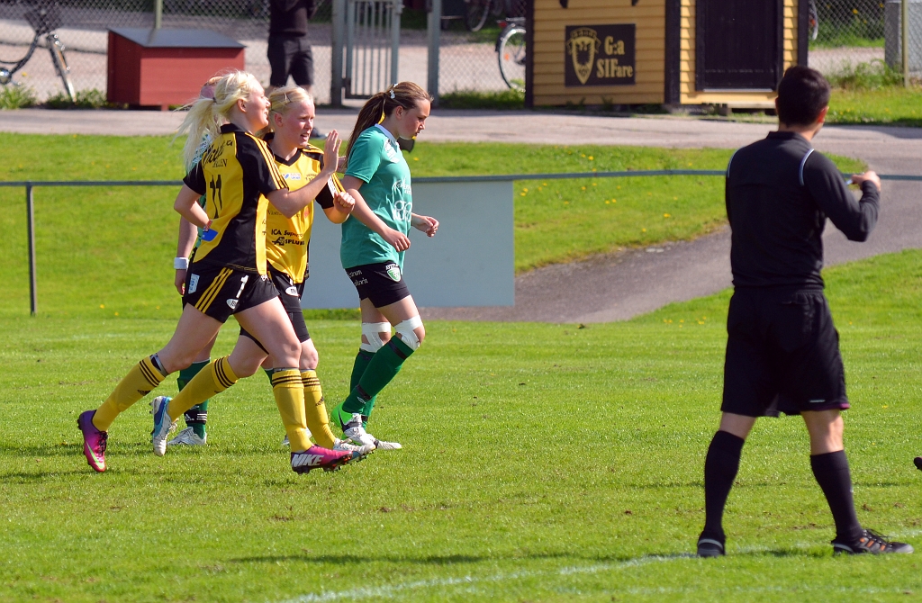 2013_0525_17.JPG - Målskytten grattas av Rebecca