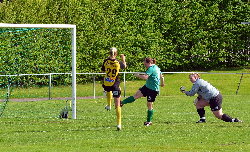 2013_0525_18.JPG - Avestabacken rensar undan bollen precis framför Sofie Olsson