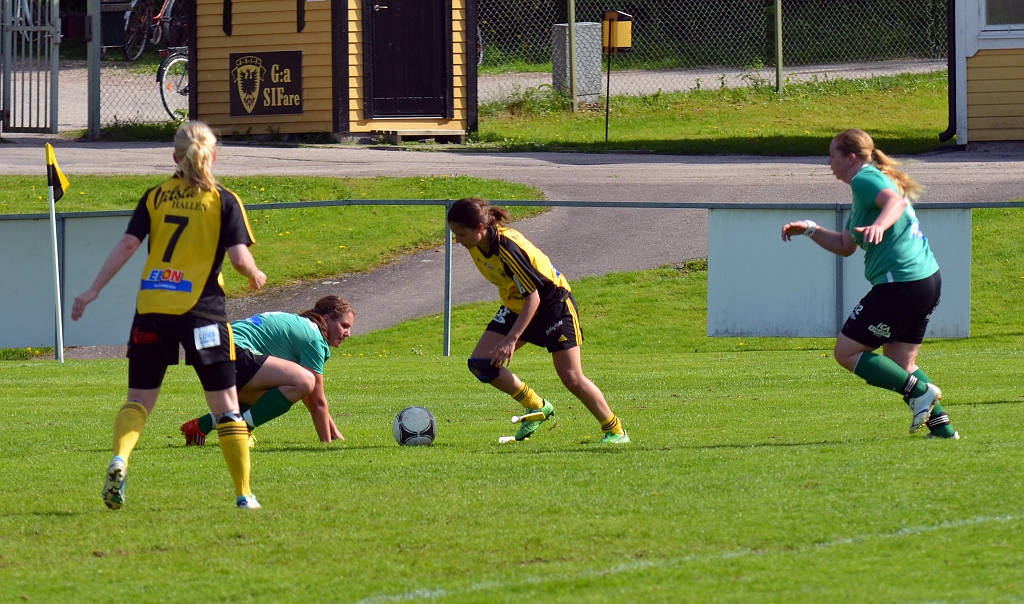 2013_0525_19.JPG - Betty Blixt dribblar med Avestabacken så att både backen och Betty's benskydd faller till marken