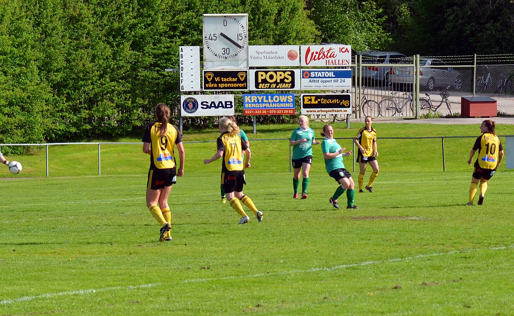 2013_0525_24.JPG - Sandra Sjöberg skjuter från distans . . . .