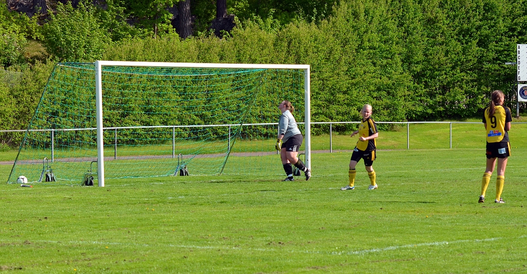2013_0525_25.JPG - . . . . och bollen letar sig in i bortre burgaveln, 7-0 till Södra