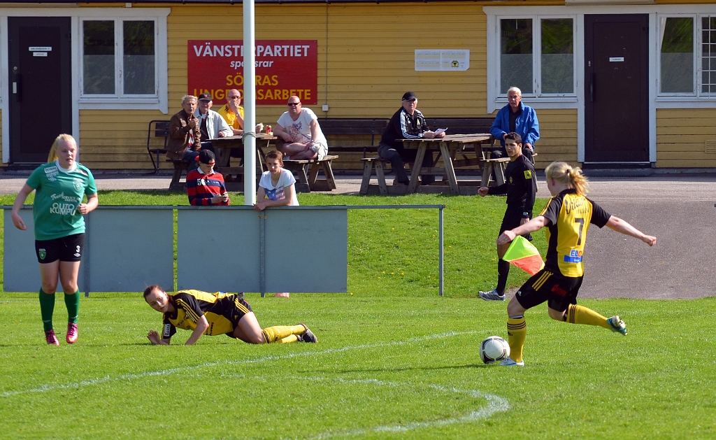 2013_0525_26.JPG - Rebecca Skog testar med ett skott från distans . . . .