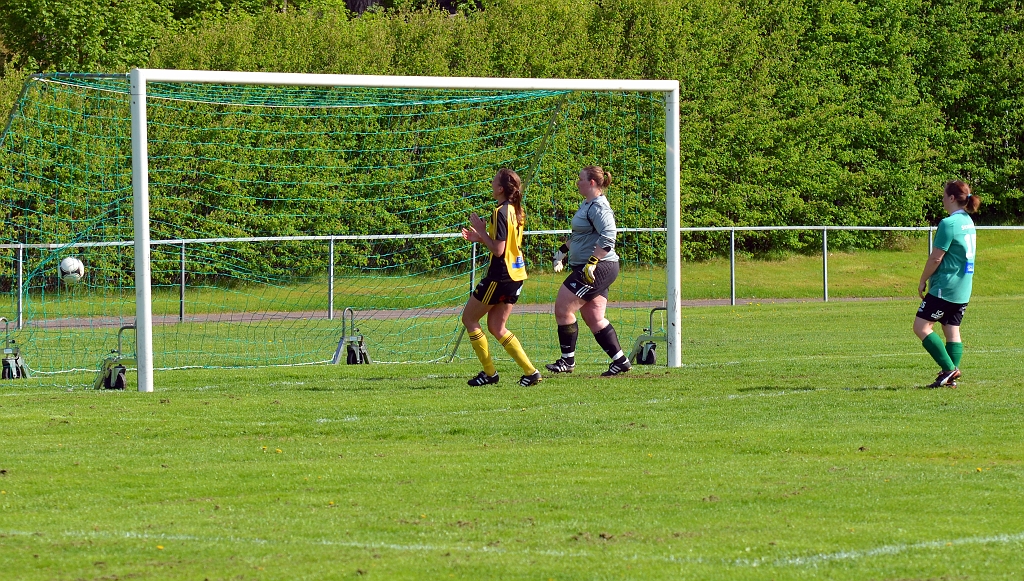 2013_0525_27.JPG - . . . . och bollen går i en båge över alla och in i mål, 8-0 till Södra