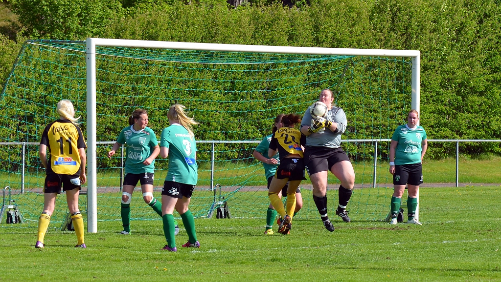 2013_0525_28.JPG - Avestamålvakten plockar in bollen efter en hörna