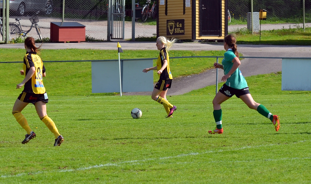 2013_0525_29.JPG - Elin Bergkvist kommer fram bra på kanten . . . .