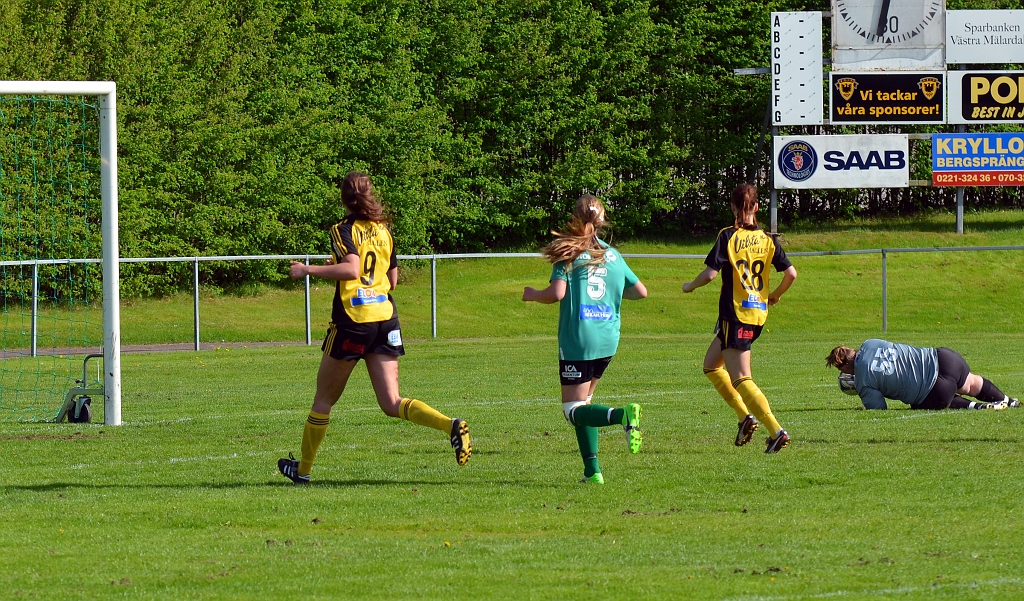 2013_0525_30.JPG - . . . . hon går för ett avslut, men målvakten räddar bollen . . . .