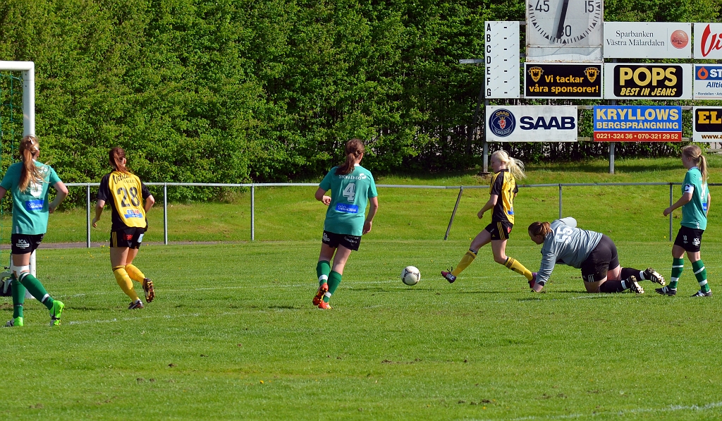 2013_0525_31.JPG - . . . . men det blir en retur som Elin gör ett nytt avslut på . . . .