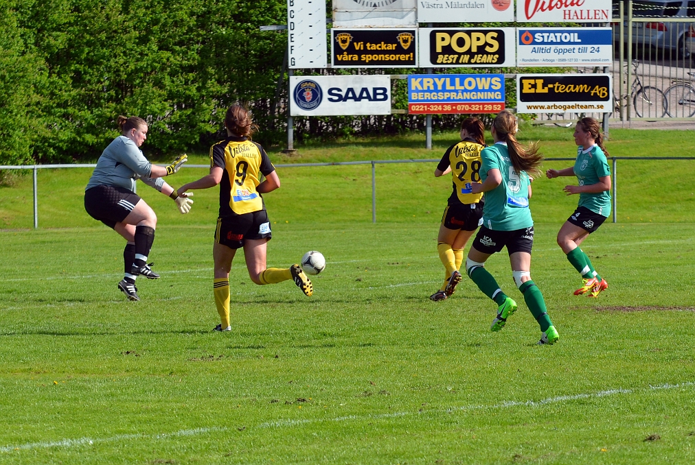 2013_0525_33.JPG - Hanna Garman kommer fri mitt framför målvakten och slår in slutresultatet till 10-1