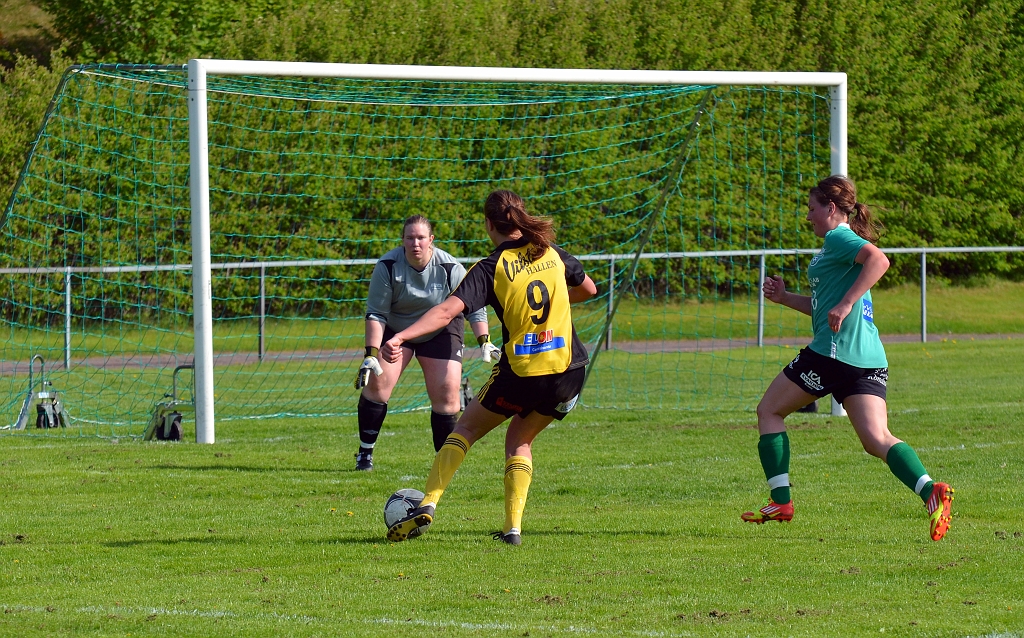 2013_0525_34.JPG - Sofia Larsson får sista möjligheten men målvakten räddar