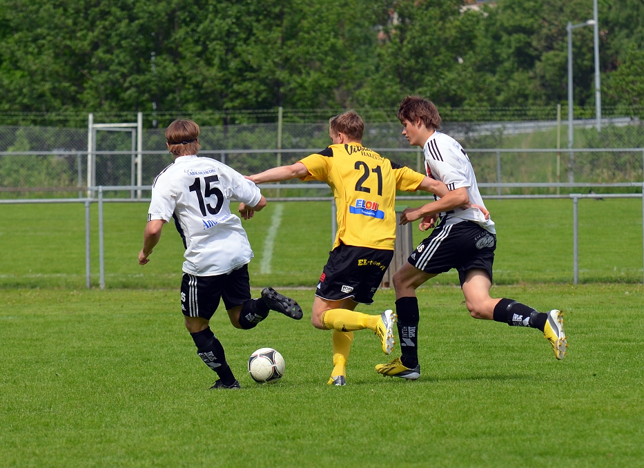 2013_0601_02.JPG - Sebastian Fahlberg på väg framåt mellan två munktorpsspelare