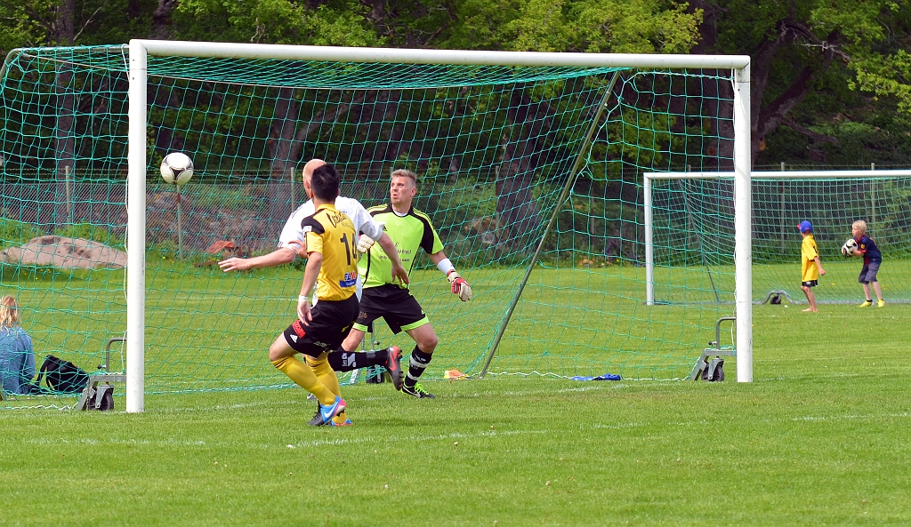 2013_0601_03.JPG - Ett inlägg från höger och bollen passerar förbi målet, precis framför stolpen