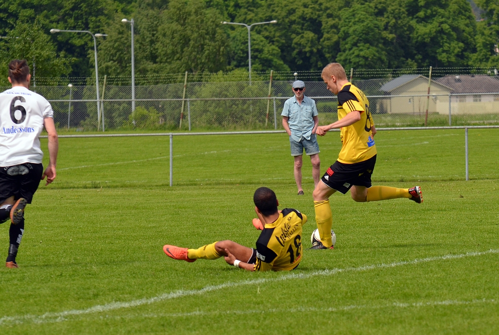 2013_0601_04.JPG - Filip Stjernfeldt i bra läge i straffområdet. . . .
