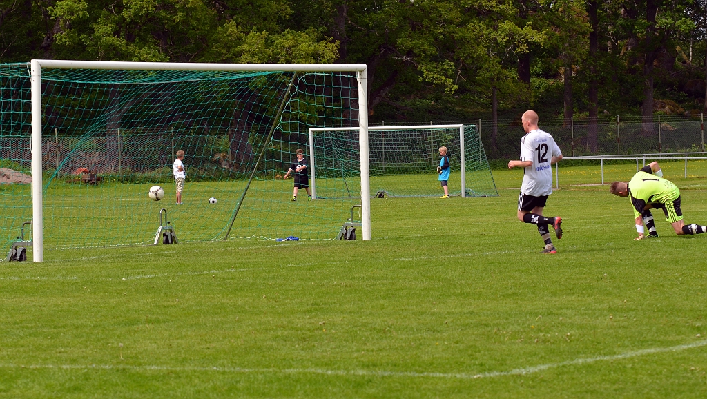 2013_0601_05.JPG - . . . . och skjuter bollen i mål, Södra har kvitterat till 1-1
