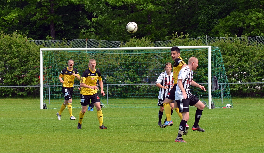 2013_0601_06.JPG - Megim Bekaj nickar undan bollen