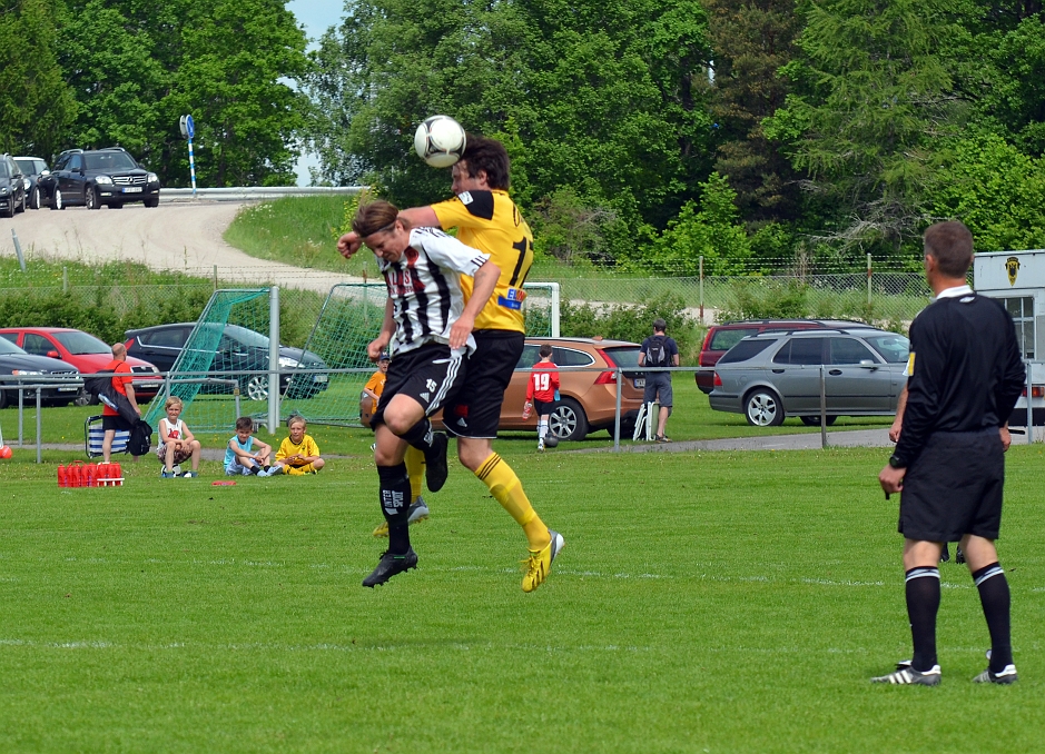 2013_0601_07.JPG - Olle Andersson vinner en nickduell