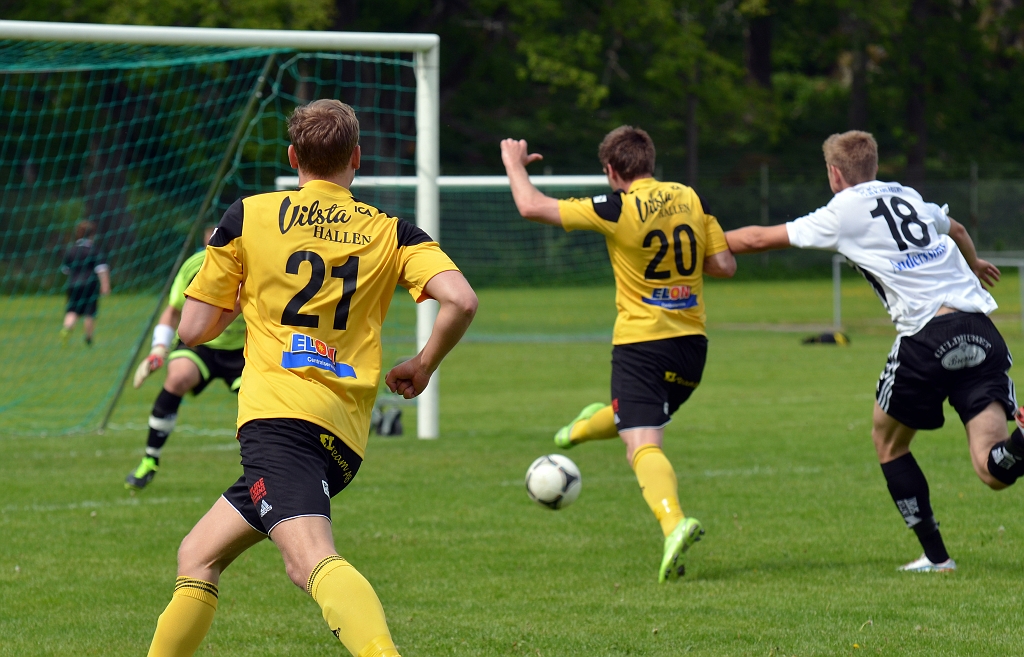 2013_0601_08.JPG - Dennis Jansson kommer förbi försvaret och skjuter. . . .