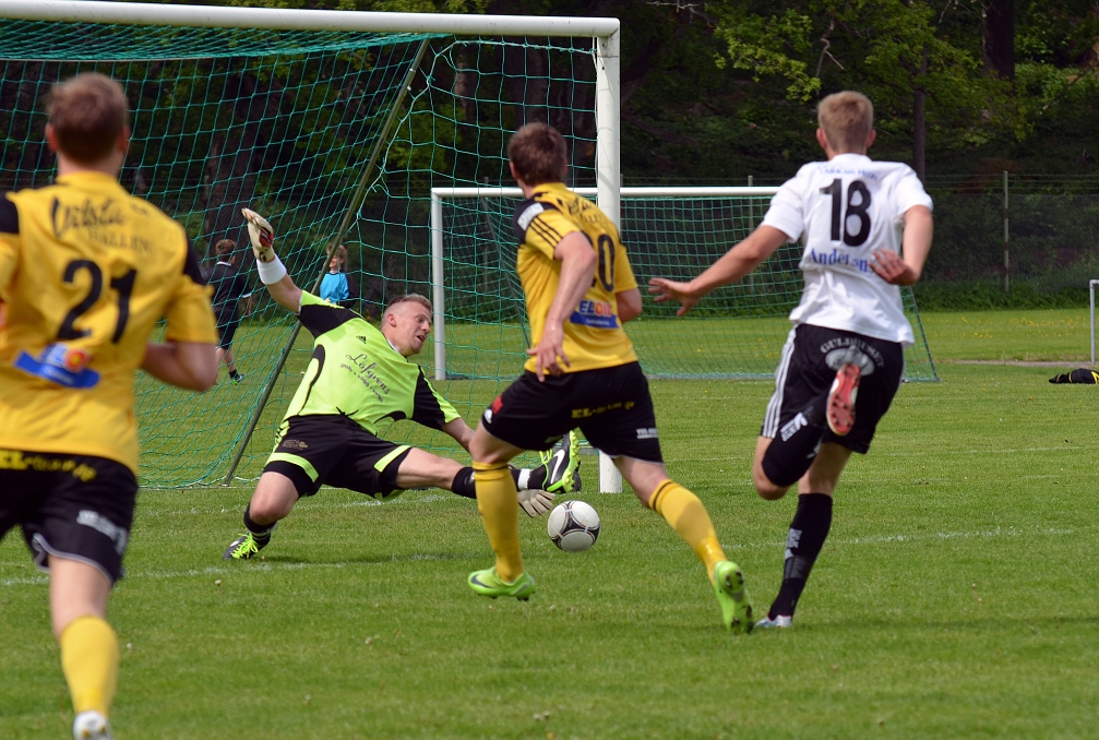 2013_0601_09.JPG - . . . . målvakten får fingrarna och foten på bollen. . . .