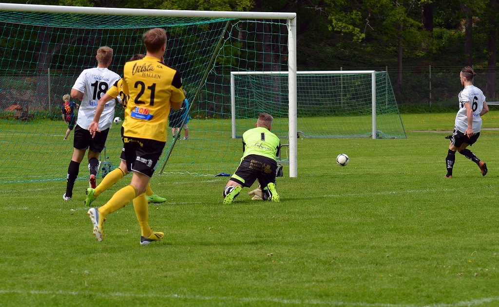 2013_0601_10.JPG - . . . . och bollen går ut till hörna.