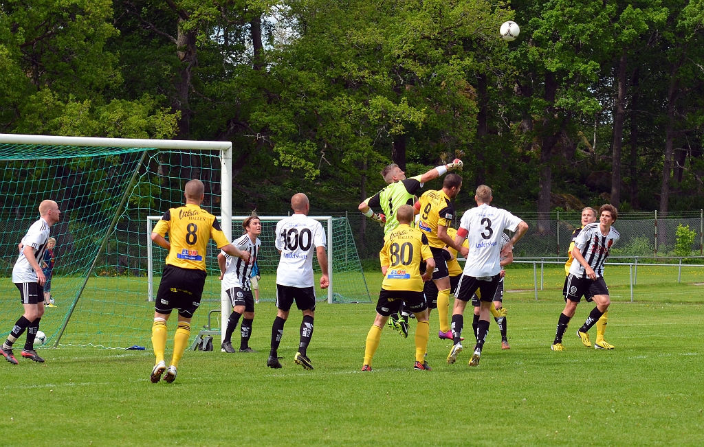 2013_0601_11.JPG - Munktorps målvakt boxar bort bollen efter en hörna