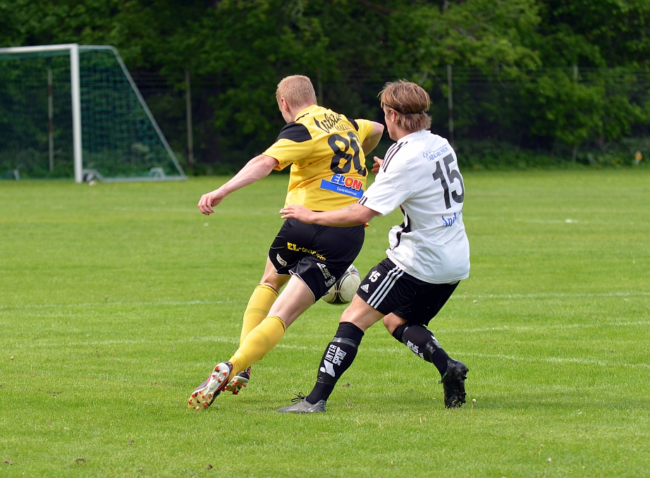 2013_0601_12.JPG - Filip Stjernfeldt försöker att komma förbi på utsidan