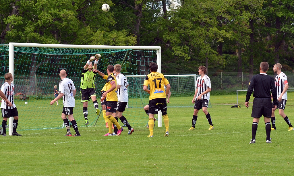 2013_0601_13.JPG - Munktorps målvakt boxar åter bort en boll efter en hörna