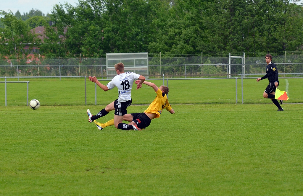 2013_0601_14.JPG - Sebastian Fahlberg har sett att målvakten är långt ute, så han vräker sig fram och får på ett bra skott mot mål, men bollen går utanför.
