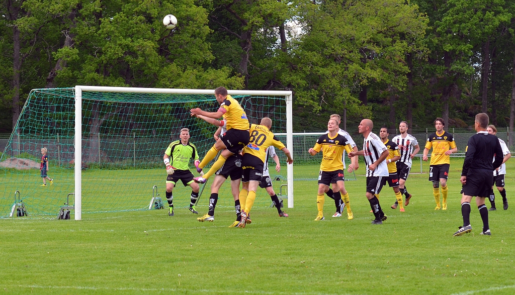 2013_0601_16.JPG - Dennis Boskailo nickar bollen över efter en hörna
