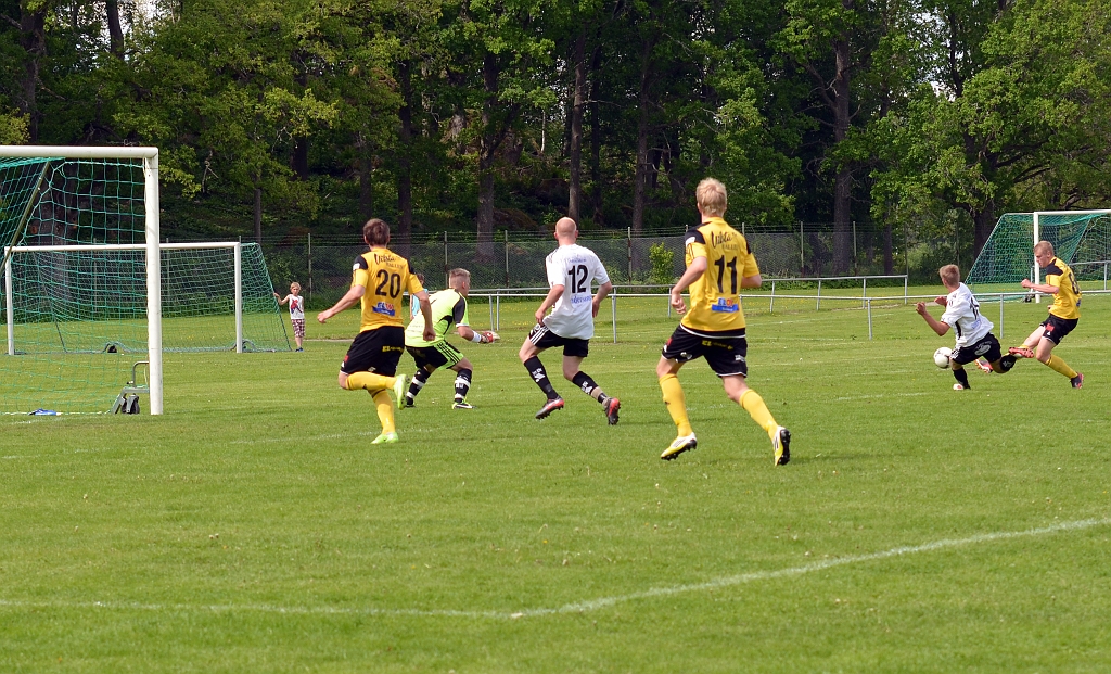 2013_0601_17.JPG - Filip Stjernfeldt försöker med ett inlägg men bollen blockeras.