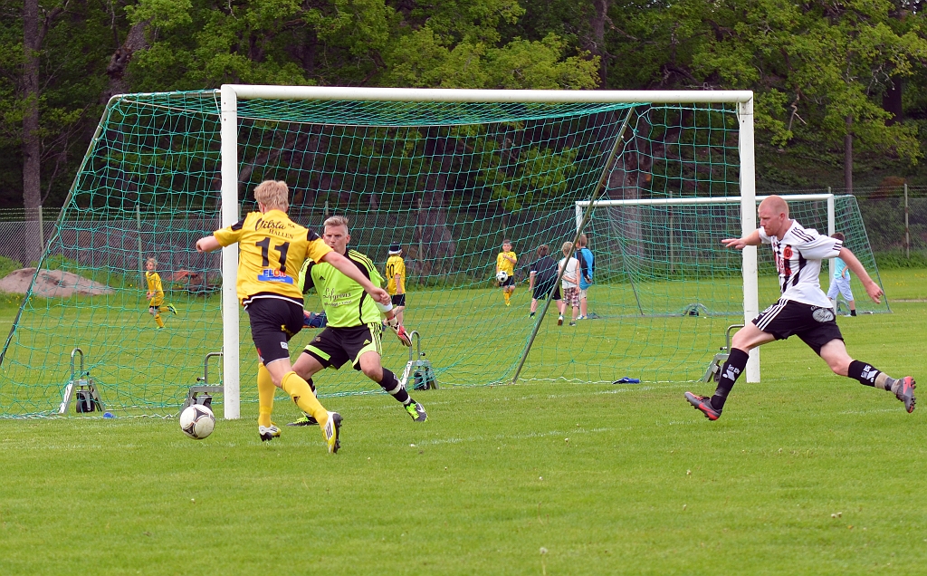 2013_0601_18.JPG - Ett inlägg från höger och bollen går över alla och hamnar hos Martin Haglind. . . .